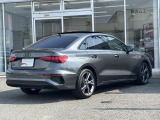 Audiは、流れるウィンカー、リアの横幅を強調する水平基調のデザインで、安定感・ワイド感を演出しております。