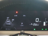 かっこいいメーター内のディスプレイには、車両情報や燃費情報、走行可能距離などの運転をサポートしてくれる便利な情報が!