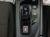 手にフィットするような形状のマウス型のシフトレバーです!ぜひ進化したe-powerの走りをご体感下さい♪