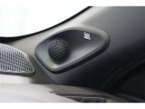 車内空間にクリアでパワフルな心地よいサウンドを響かせる『JBLサウンドシステム』を搭載。音の良さはもちろんのこと、音楽の魅力をダイレクトに感じることが出来るクオリティの高いサウンドが楽しめます。