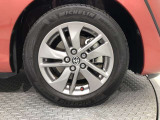 【純正アルミホイール】です!車両デザインに合わせてホイールをデザインしているため、見た目にもカッコイイアルミホイール♪洗車もラクチンで錆びません。