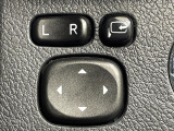【電動格納ミラー】サイドミラーは電動格納式となっており、狭い駐車場でもキズがつくリスクを抑えられます。