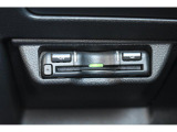 ETCは純正ならではの足元を妨げない工夫をこらしており、ETC2.0搭載車です。周辺のITSスポット道路状況や渋滞情報も表示可能でございます。