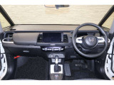 操作性に優れた運転席となります!小物入れや各ボタンの配置にこだわり、使いやすいです!座り心地もよく視認性も良好なのでロングドライブもお任せ下さい!