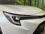 【LEDヘッドライト】悪天候や夜間走行時も良好な視界を確保し安心して運転できる高輝度LEDヘッドライトを装備!点灯速度が早く、消費電力も抑えられています。
