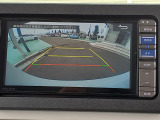 目安となるガイドライン付きのバックカメラを装備しているので、慣れない場所での車庫入れも安心です。