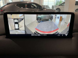 360度ビューカメラを搭載。4方の小型カメラの映像を処理し、車両真上からの映像に変換しています。