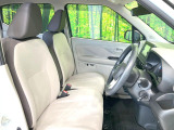 運転席まわりには十分なスペースがあり、大柄な方でもゆったり運転していただける環境です。