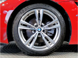 【BMWアロイホイル】軽量かつ強度に拘ったアロイホイル。走行性能ポテンシャルを引き出す設計。車の足元を引き締めてくれる大きなポイントはアロイホイルです。
