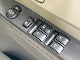 【電動格納ミラー】サイドミラーは電動格納式となっており、狭い駐車場でもキズがつくリスクを抑えられます。