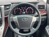 インテリアに合わせたデザインのステアリングは、運転される方のことも考え、運転しやすい形状、大きさです。是非一度、実際に触ってお確かめください。