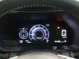とっても見やすいメーターです。夜間時はラグジュアリーな気分にさせてくれる照明が魅力ですので、夜のドライブも楽しみになりますよ♪