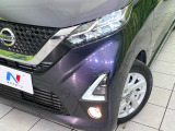 【LEDヘッドライト】悪天候や夜間走行時も良好な視界を確保し安心して運転できる高輝度LEDヘッドライトを装備!点灯速度が早く、消費電力も抑えられています。