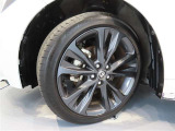 トヨタ純正アルミホイール。タイヤサイズは215/45R17です。