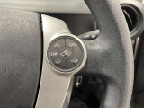 ステアリングスイッチ付きで、運転中に視線を前に向けたまま操作できます。