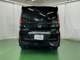 後席の窓には外から車内が見えにくくなるプライバシーガラスを採用。周りを気にせずリラックスして過ごせます