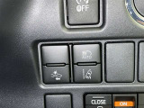 オートマチックハイビームとは、先行車や対向車のライトを認識し、ハイビームとロービームを自動で切り替える機能です。夜道の視界を確保します。詳細は販売店スタッフまでおたずねください。