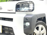 【LEDヘッドライト】悪天候や夜間走行時も良好な視界を確保し安心して運転できる高輝度LEDヘッドライトを装備!点灯速度が早く、消費電力も抑えられています。