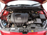 「SKYACTIV-G(ガソリン)」は、規格外の高圧縮を実現し、世界のエンジン技術者に驚きを与えました。さらに、それを維持したままノッキングの発生を抑え、熱効率を向上、走りにも寄与したエンジンです。