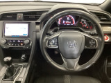 【ハンドル】運転にかかわる様々な操作を安全に行えるように視点移動が少なく操作性に配慮されたスイッチ類が凝縮されたコックピットです。