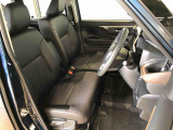 運転席の座面高さを調整できるシートリフターが付いています。フロントシートはベンチシートを採用で、座面も広く使い勝手もいいですよ♪