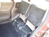 ◆チップアップ&ダイブダウン機構付【ULTR SEAT】は後席座面を左右分割で跳ね上げることができます。トランクで積載できない背の高い荷物をラクラク収納できます。ホンダ車ならではの人気装備です。