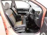 運転席はアームレスト付の広々としたベンチシートタイプとなります!またシートヒーター付きで寒い日でも暖かです!