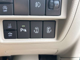【両側電動スライドドア】左右どちらのスライドドアもスイッチ一つで自動開閉できる機能。両手が塞がっていても楽に乗り降りでき、狭い場所でも隣の車を気にせず開閉可能です。