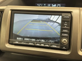 リバースギアに入れるだけで後方の表示へ切り替わります。夜間や雨の日の駐車も楽になりますよ。