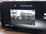 前後セットのドライブレコーダー搭載!前方、後方を同時に走行中の映像を鮮明に録画できます。前後車両のナンバーもくっきり見えるので、あおり運転や事故などの万一の際に役に立ちます。ナビにも映像を映せます。