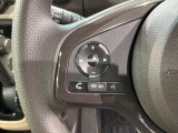 ステアリングにオーディオ操作スイッチが付いています。オーディオ画面に直接タッチしなくても操作が出来ますので、運転に集中できます。