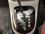 操作しやすいATシフトです。シフトチェンジを気にしなくてよいので運転だけに集中できますね。自然と手に届くところにある、手になじむ形状のシフトノブがいいですね。