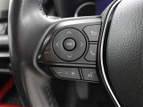 ステアリングスイッチ付き。手を離さずにさまざまな操作が可能です。