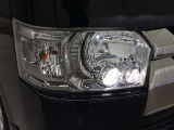 省電力に寄与する2連プロジェクター式LEDヘッドランプ(クリアスモーク加飾)が装備されています。