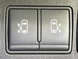 【両側パワースライドドア】スマートキーや運転席のスイッチで後席両側スライドドアの開閉が可能♪電動だから力を入れてドアを開ける必要が無く、小さなお子様でも簡単に開け閉めでき快適です♪
