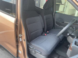 運転席もゆったりとお座り頂けます。