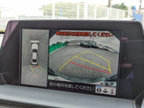 パノラミックビューモニターを装備!上から車両を見下ろしたような映像をナビ画面に表示できます。車両前後左右に搭載した4つのカメラ映像を継ぎ目なく合成!目視では見えない部分もリアルタイムで見れます。