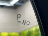 【ブラインドスポットモニター】走行中、ドアミラーの死角になりやすい箇所に後続車が接近するとサイドミラーのレンズに警告を表示!ドライバーに注意喚起をしてくれます。