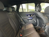 メルセデスのシートは少し硬めになっております。長時間の運転の際、適度な反発があることでお尻や腰の負担を減らす効果が御座います。