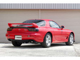 鮮やかな赤色がよみがえるように入念に磨きをかけたボディ。サスペンションはAUTOEXEのストリートサスキット、タイヤはダンロップの新品に交換済。マフラーも純正品の新品です。