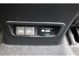 後部席へ乗車して携帯電話などを充電する時に前から配線を伸ばすとごちゃごちゃして邪魔になりがちですよね。そんな煩わしさを解消する後席側USBポート☆