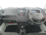 グレーを基調としたデザインの運転席です。ダッシュパネル等には大きなキズ無く綺麗です。