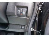 両側電動スライドドア付。通常のドアに比べて、車のボディーに対し平行に開閉し、開けてもスペースを取りません。出入り口が大きいドアはお子様のいるご家庭はもちろん、混んだ駐車場でも大活躍です!