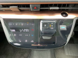 「オートエアコン」付き一年中快適な室内を提供!車内温度を設定すると、風量を自動で調節してくれます。さらに運転席シートヒーターつき(^^)/