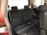 サードシートです。荷物が思ったより多くなった時や、大人数のドライブなど様々なシーンで対応が来ます。片方を畳んで荷物を載せたり、シートアレンジも自由自在。