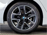 BMWの純正アロイホイールは軽量かつ強度にも優れているホイールで走行性能を引き上げる設計になっております。足元にもBMWは妥協がなくこだわっている個所になります。