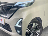 【LEDヘッドライト】悪天候や夜間走行時も良好な視界を確保し安心して運転できる高輝度LEDヘッドライトを装備!点灯速度が早く、消費電力も抑えられています。