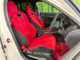 【専用スポーツシート】ホールド性に優れ、カーブ時の体が流れを抑制してくれます。また、体にフィットするから腰や背中が疲れにくく、ロングドライブや高速走行でも快適にお過ごしいただけます♪