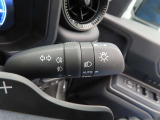 スイッチをオートに設定しておけば、車外の明るさに応じて自動的にヘッドランプを点灯・消灯します。夕暮れ時やトンネルの続く山道などを走行する時に便利なコンライトを装備しています。
