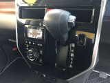 操作しやすいATシフトです。 シフトチェンジを気にしなくていいので運転だけに集中できますね。 自然と手に届くところにある、手になじむ形状のシフトノブがいいですね。